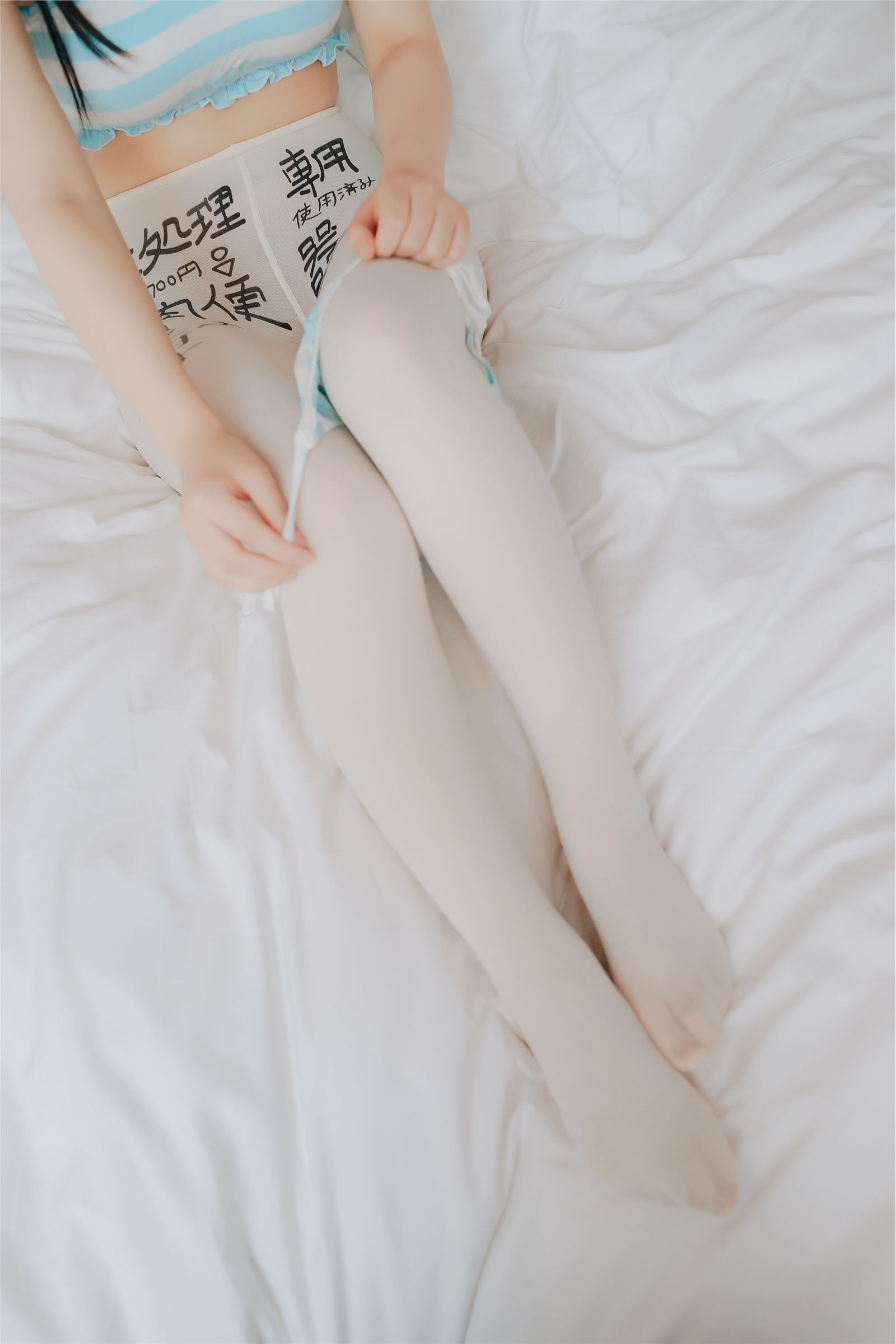 Micro blog loli thumb rabbit VIP charge photo set meat toilet socks